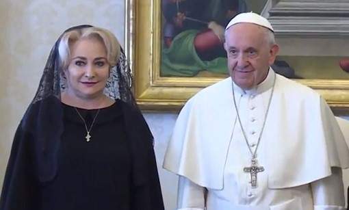 Sondaj de opinie:credeti ca cea in negru de linga Papa Francis este moartea sau primul ministru al Romaniei doamna Dancila?Ce -i lipseste?
